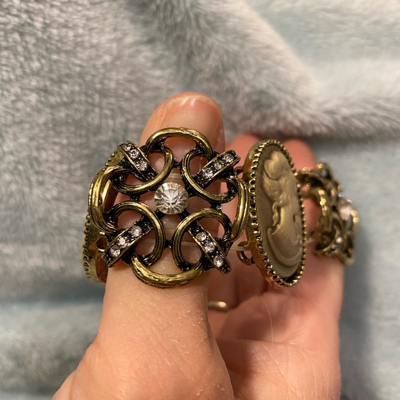 Vintage  costume cameo stretch cuff brac… - Picture 3 of 8